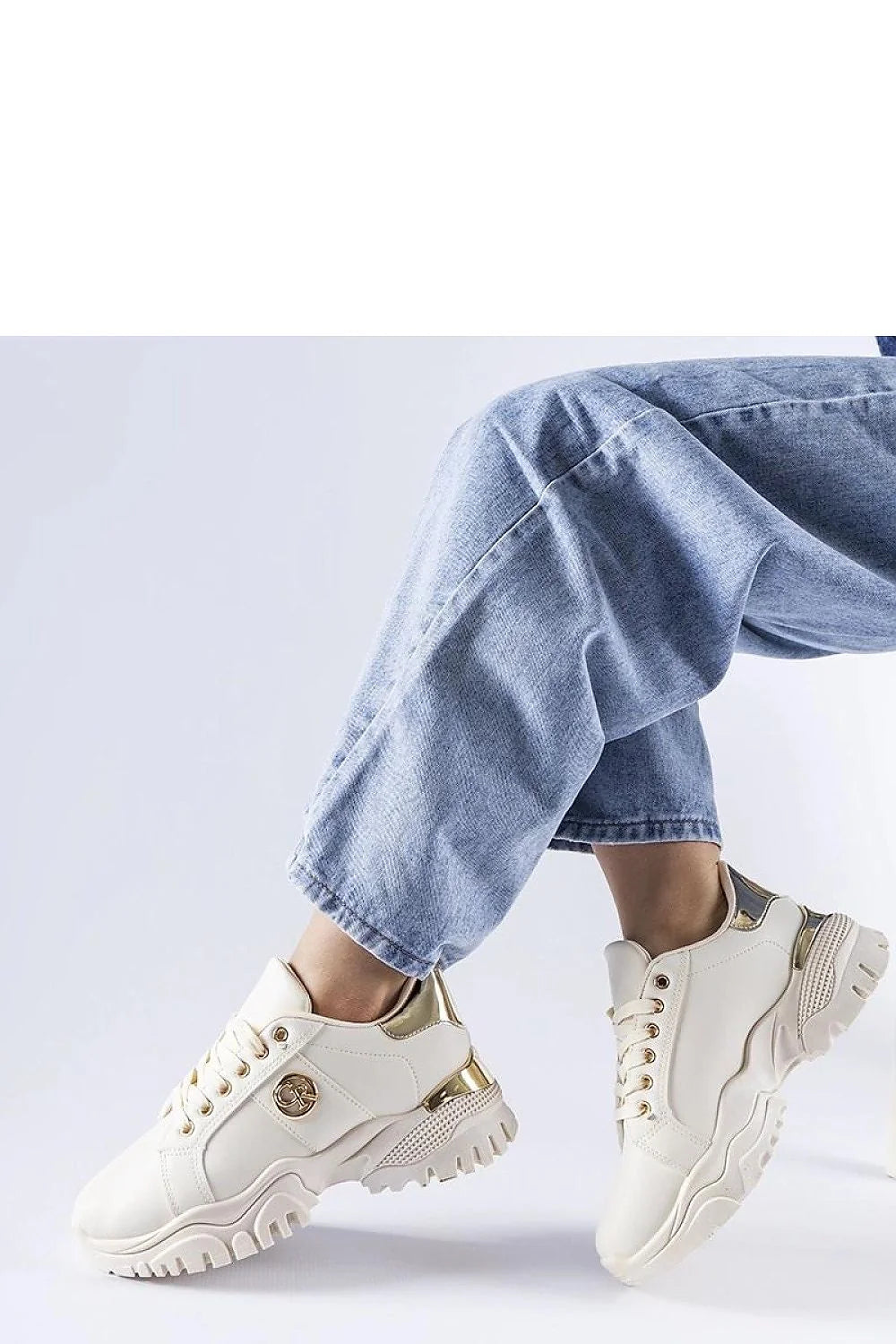 Baskets femme modernes élégantes style urbain sportif cuir synthétique blanc doré semelle épaisse lacets blancs logo doré confortable