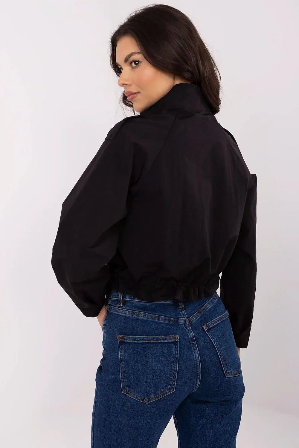 Veste noire pour femme design moderne élégant style utilitaire coupe courte manches longues poches épaulettes résistant confort