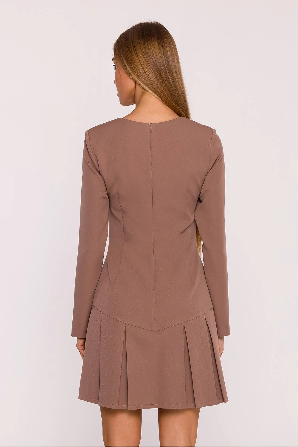 robe courte femme taupe moka manches longues encolure bateau coupe cintrée coutures princesse jupe plis plats tissu lisse finition mate