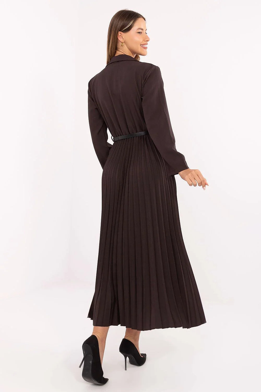robe maxi évasée plissée fluide viscose polyester marron chocolat col marin bouton bijou manches longues ceinturée taille cintrée élégante sophistiquée