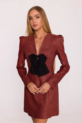 robe tweed mélangé bordeaux mini manches longues bouffantes épaules structurées décolleté profond ajustée taille marquée nœud chiffon pendentif bijoux polonaise