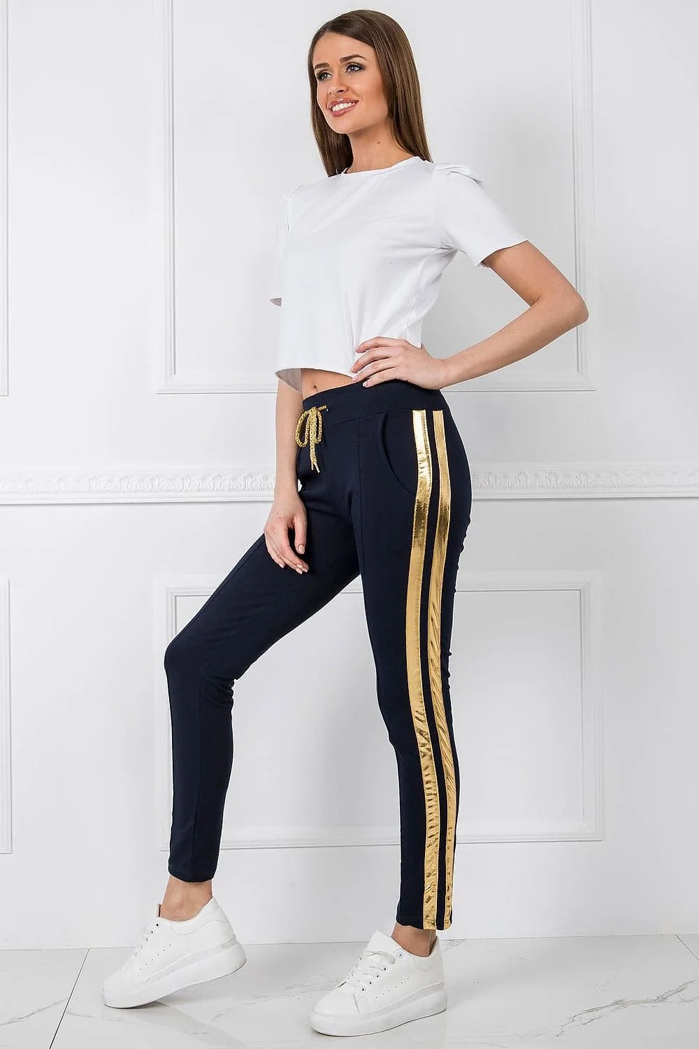 Pantalon survêtement femme style décontracté bleu marine doré coton élasthanne taille élastiquée poches latérales fuselé moderne