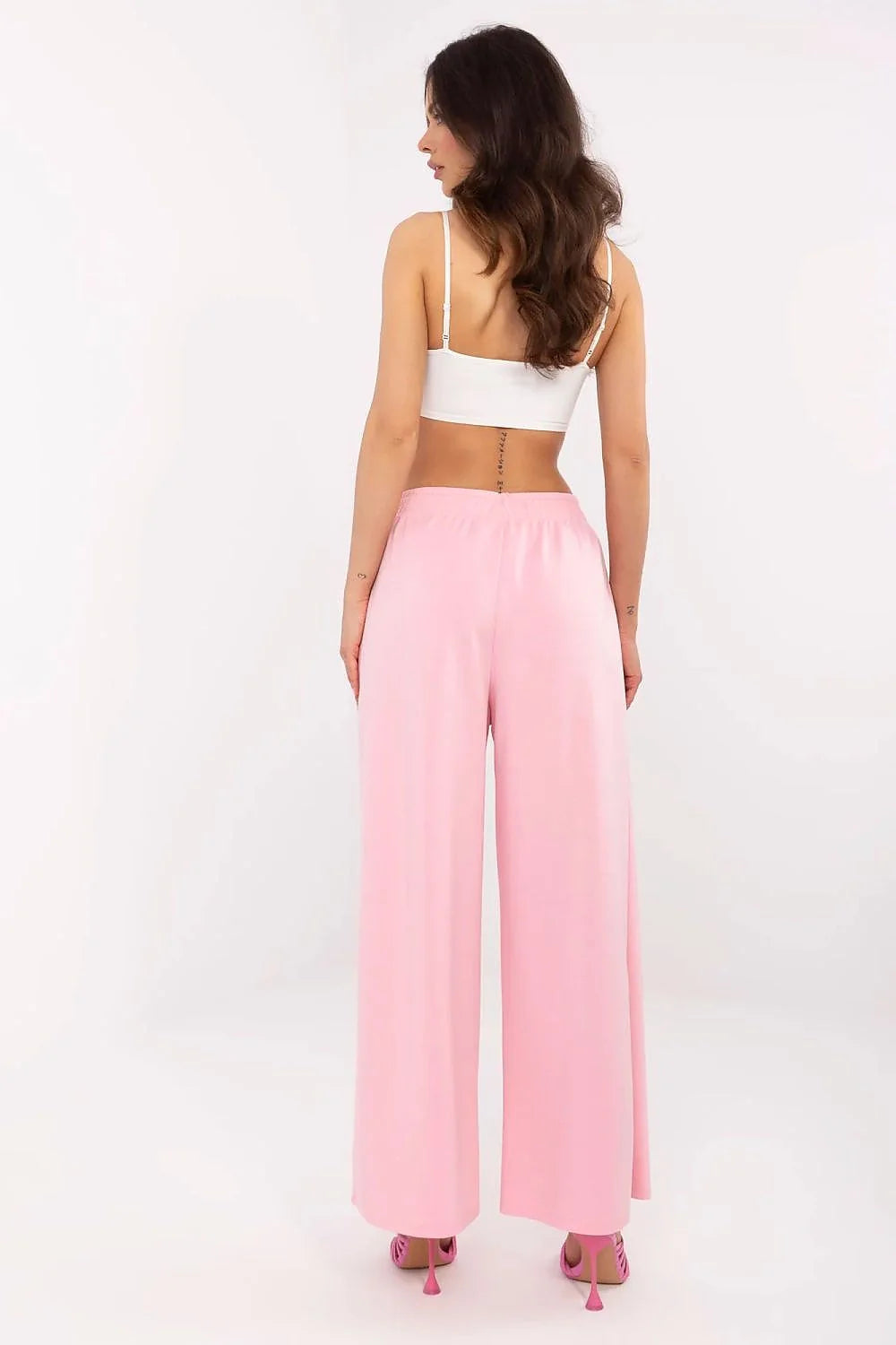 Tenue tendance femme haut court bretelles fines pantalon large rose pastel matières douces
