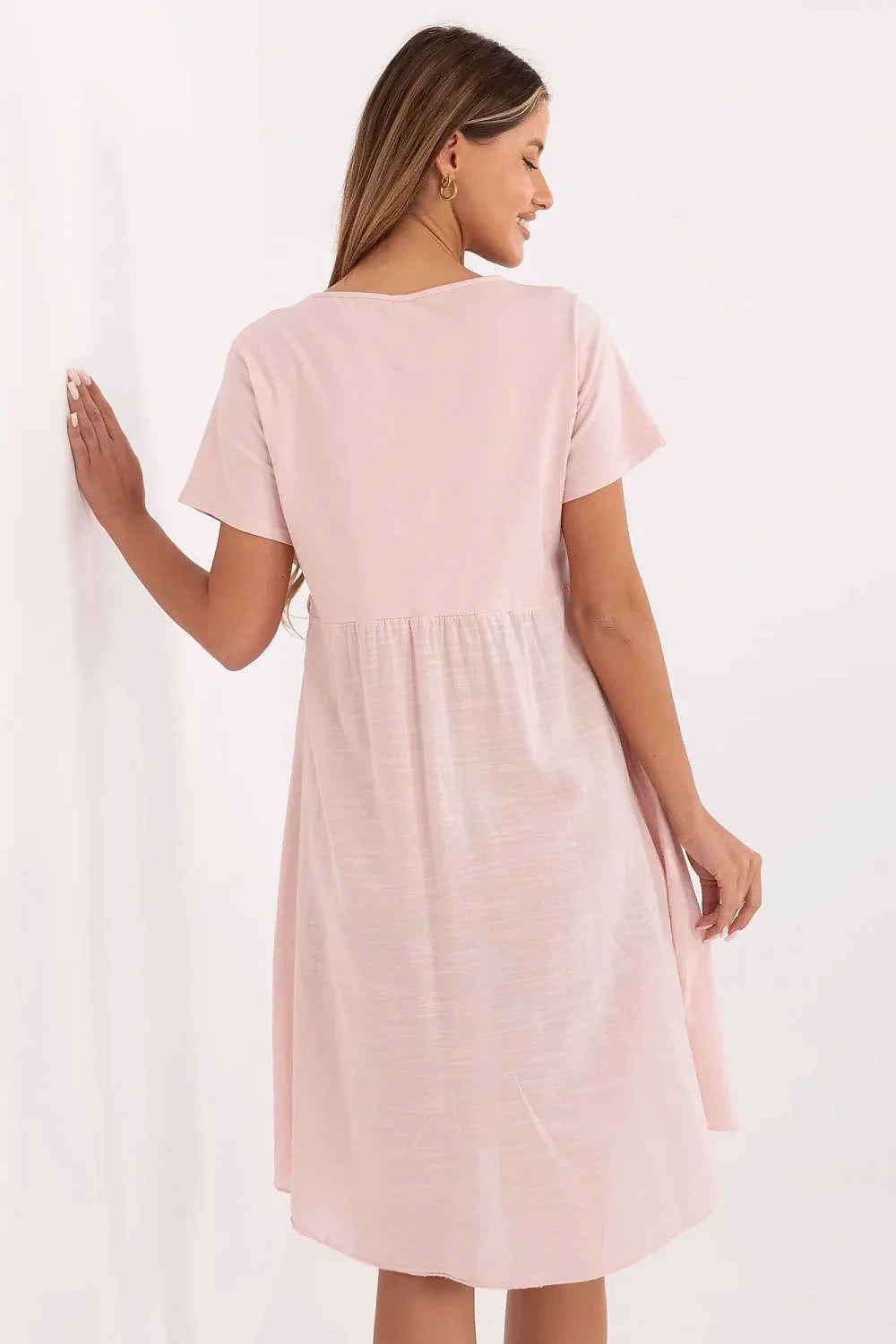 Robe féminine estivale style minimaliste couleur rose pastel coton lin empire coupé hauteur taille manches courtes poches boutons décoratifs