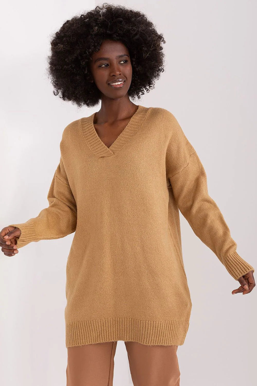 Pull femme oversize en tricot couleur camel coupe ample manches longues encolure V finitions côtelées