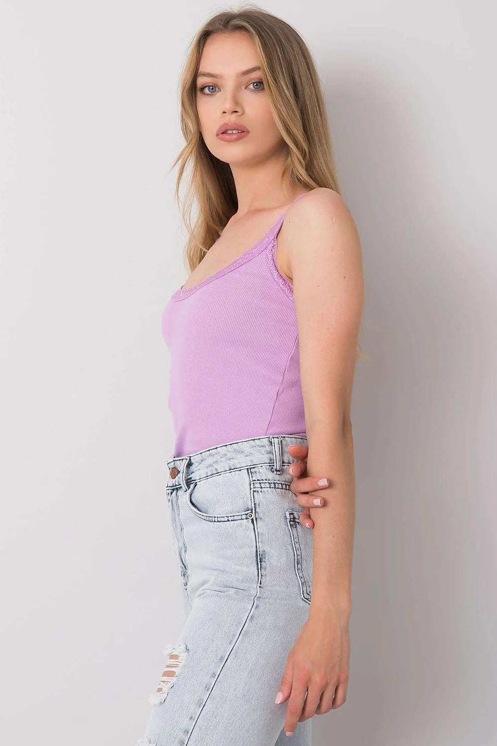 débardeur femme côtelé lilas doux extensible coton élasthanne slim ajusté encolure V dentelle bordure bretelles fines courte versatile romantique intemporel