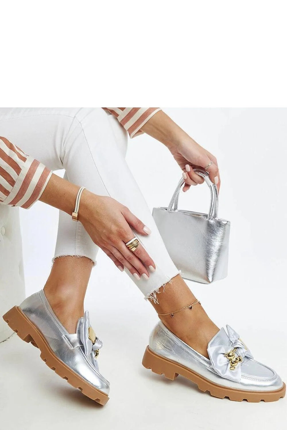 Chaussures basses pour femmes design moderne élégant mocassins argentés nœud satiné doré semelle plateforme confortable