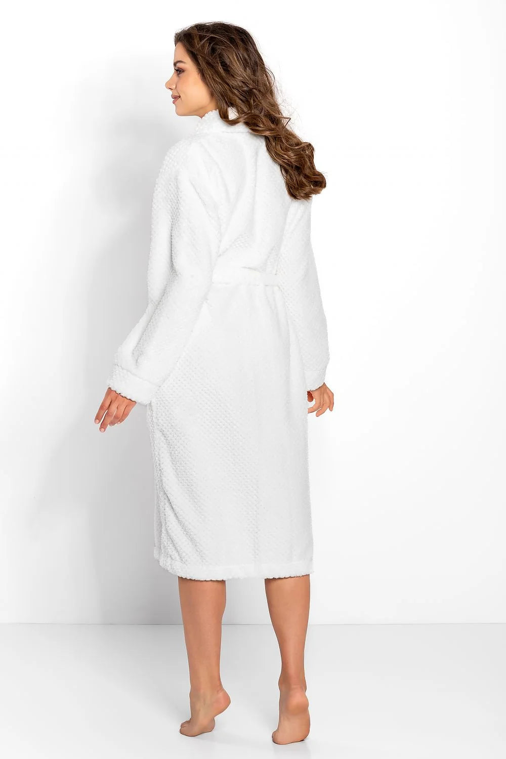 Peignoir Momenti Per Me pour femmes, style classique, col châle, manches longues, ceinture incluse, microfibre douce, couleur blanche, confortable, après-bain, détente maison