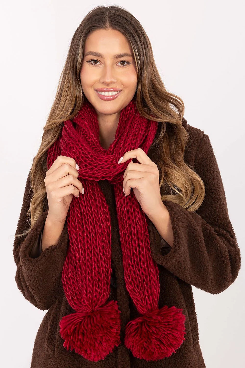 écharpe longue grosse maille rouge profond tricot épais moelleux acrylique confortable doux enveloppant pompons grands stylée hivernale