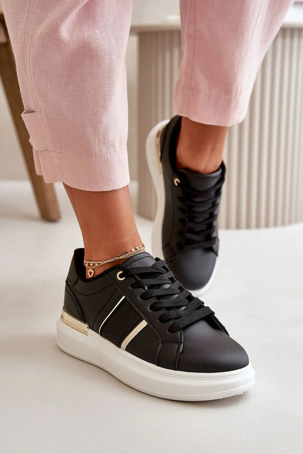 basket femme basse similicuir noir plateforme blanche épaisse semelle confortable talon doré œillets métalliques lacets plats insert texturé beige chic