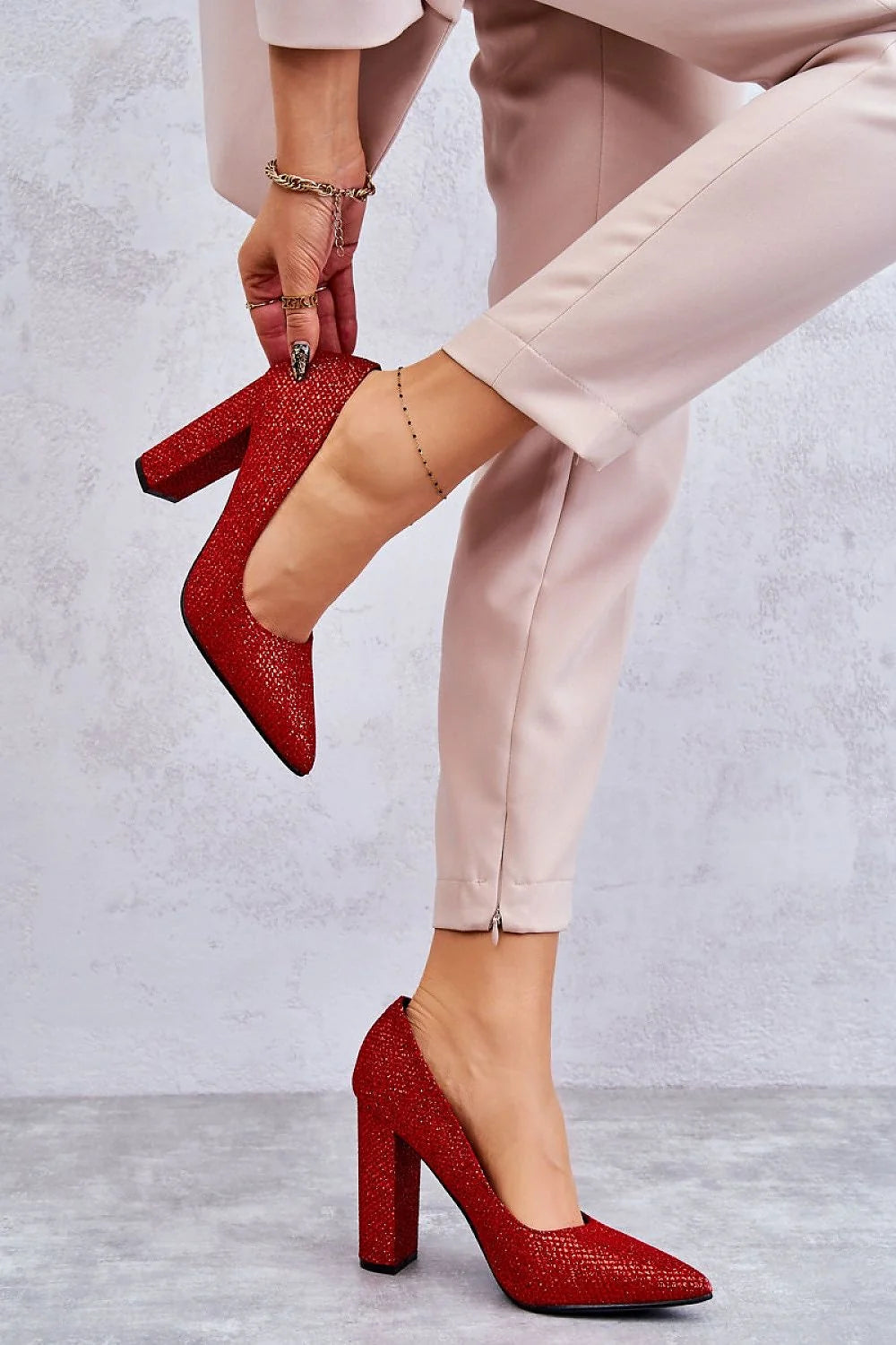 Escarpins talon large design élégant moderne tissu scintillant couleur rouge vif femme taille 36-37