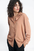 chemise manches longues camel viscose fluide satinée coupe ample col classique poignets boutonnés boutons assortis poches invisibles finitions soignées polyvalente