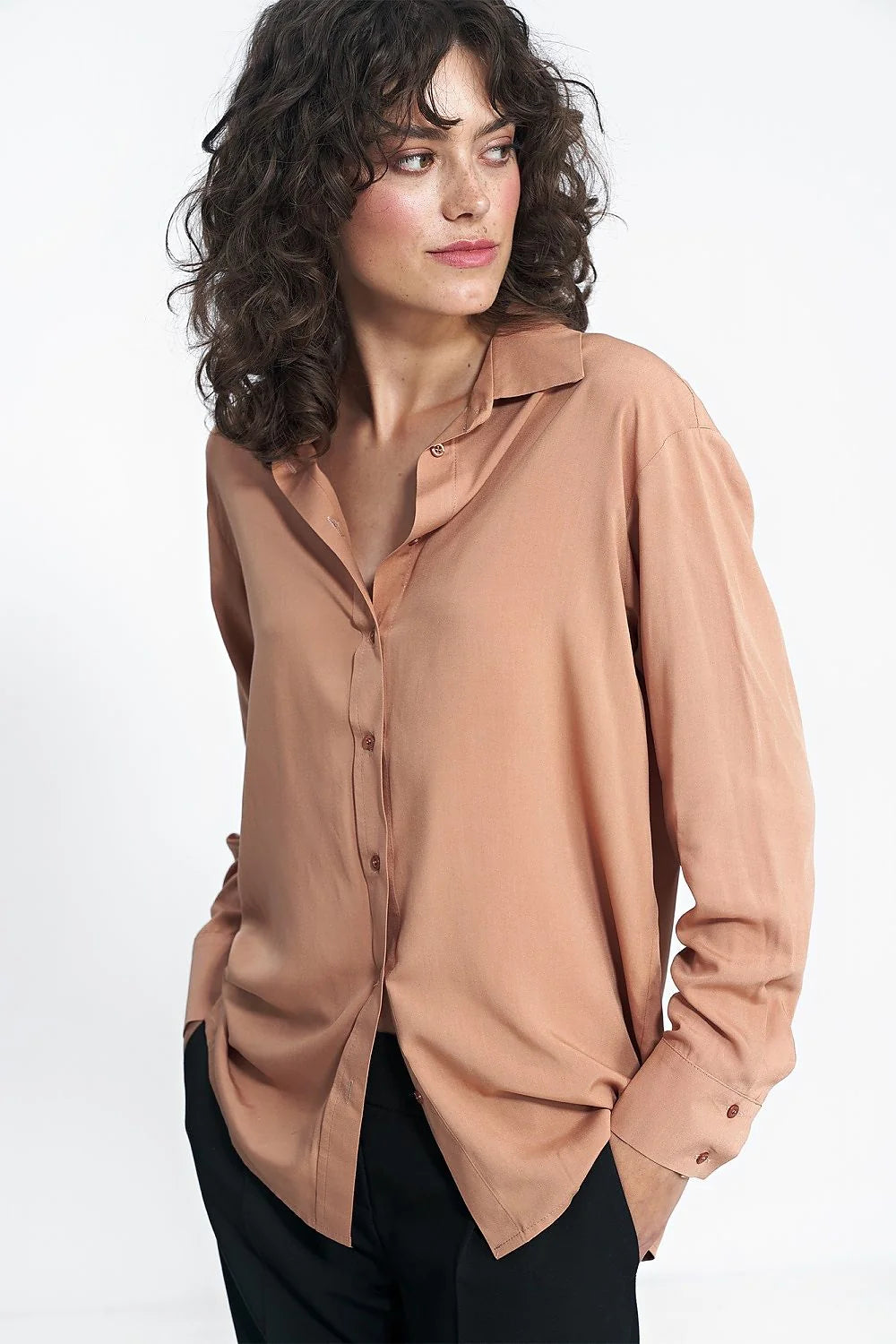 chemise manches longues camel viscose fluide satinée coupe ample col classique poignets boutonnés boutons assortis poches invisibles finitions soignées polyvalente