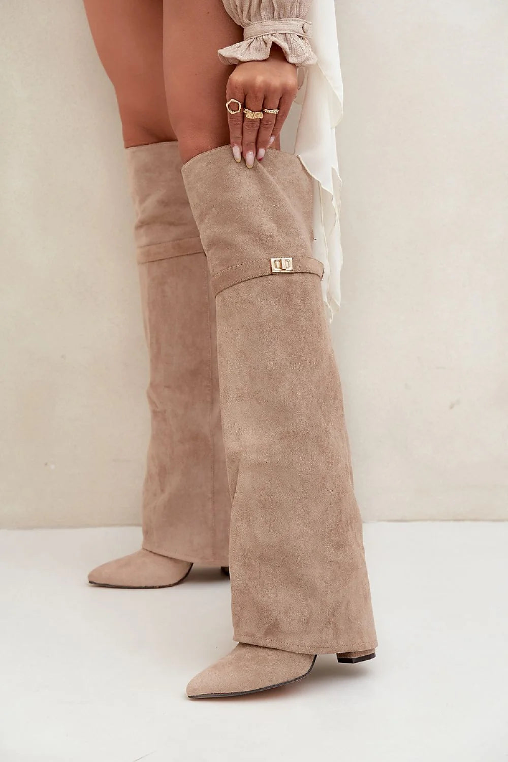 cuissardes cuir suédé écologique daim beige taupe tige haute droite genou bout pointu talon bloc boucle dorée