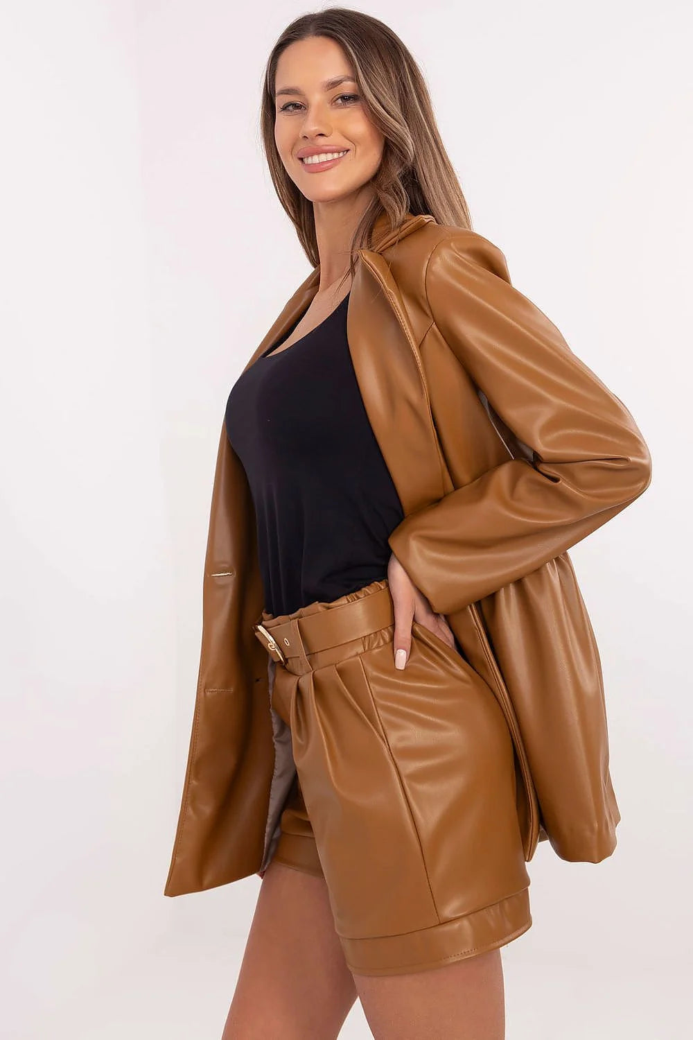 Tenue féminine chic en similicuir camel blazer court taille haute femmes style moderne épaules structurées occasions semi-formelles
