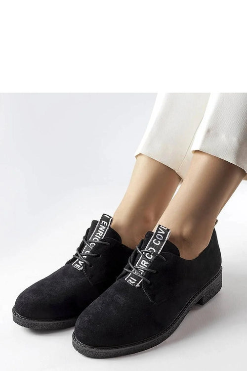 baskets derbies femme noires daim écologique minimalistes modernes élégantes confortables semelle caoutchouc antidérapante lacets cuir siglés silhouette ajustée