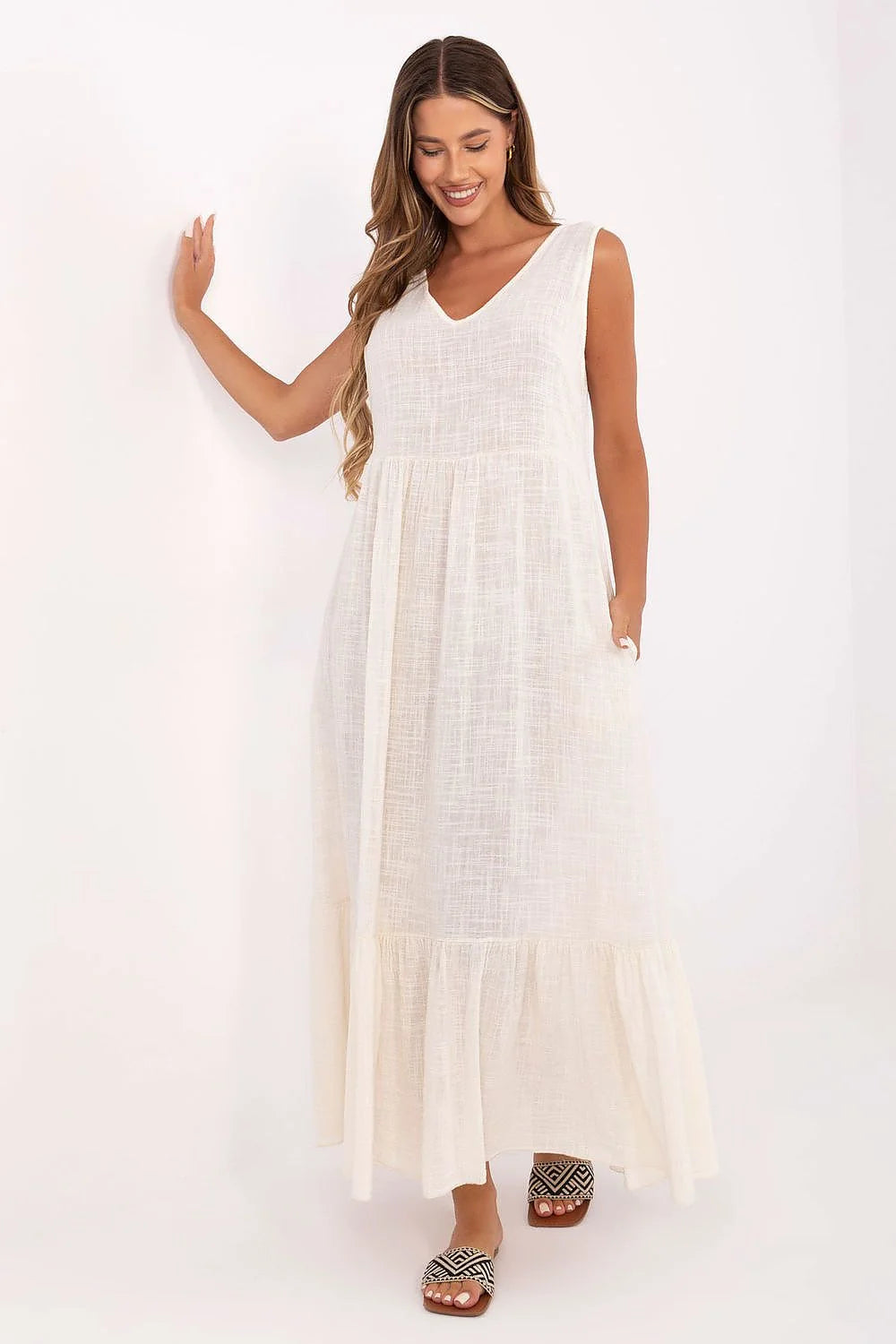 Robe de jour Och Bella longue évasée couleur blanche en coton V-neck sans manches volant bas plage promenade été