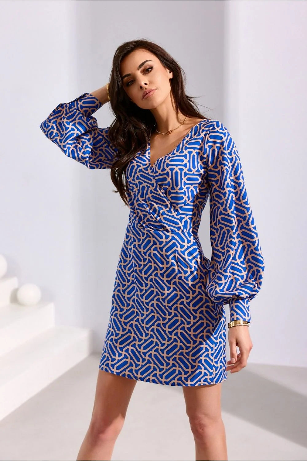 Robe de cocktail chic style rétro-moderne motifs géométriques audacieux manches longues bouffantes encolure V beige et bleu vif femme