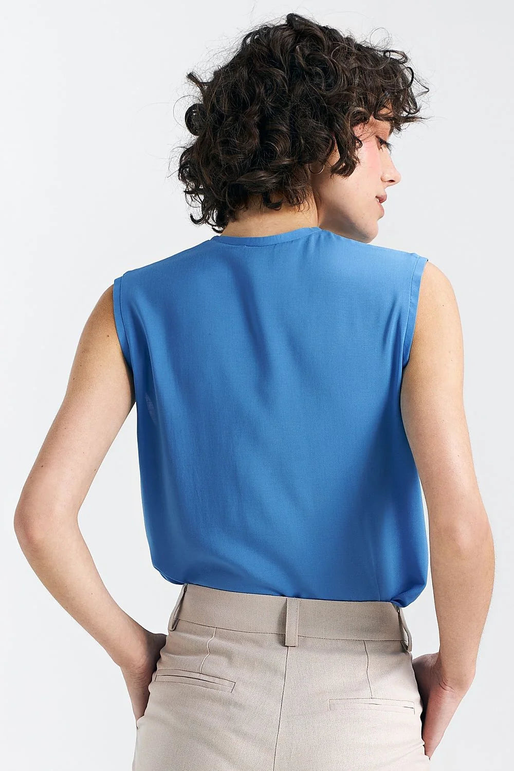 Chemisier sans manches féminin en viscose bleu vif coupe ajustée encolure en V plis délicats épaules soignées