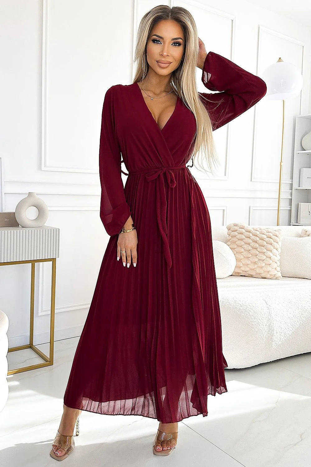 Robe de cocktail élégante couleur bordeaux Numoco Basic tissu léger mousseline plissée manches longues décolleté croisé ceinture ajustable femme