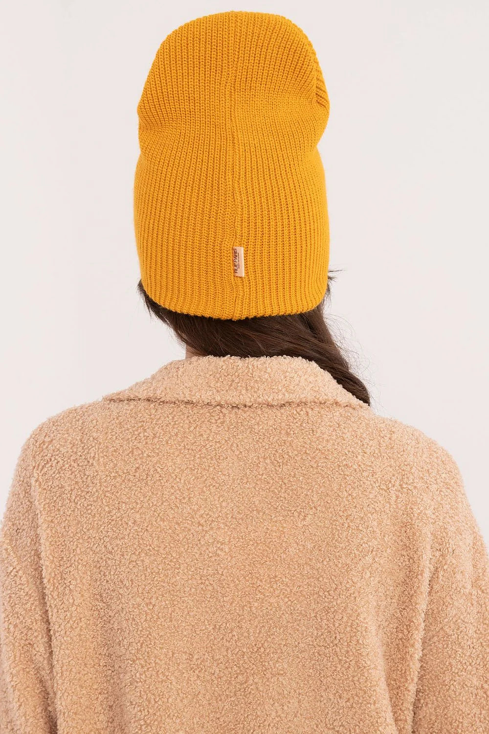Bonnet et manteau Rue Paris en acrylique et polyester, style casual, couleur moutarde et beige, écusson discret, boutons élégants, mode hivernale