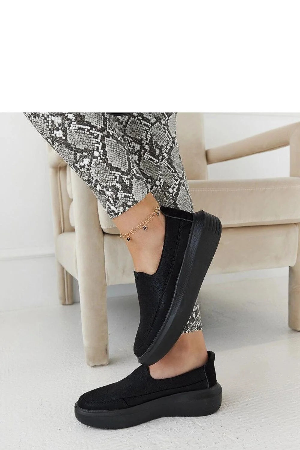 Chaussures basses design élégant pour femmes, textile noir perforé, semelle épaisse noire, confort maximal, style polyvalent, matériau durable, fermeture slip-on, accessoires dorés