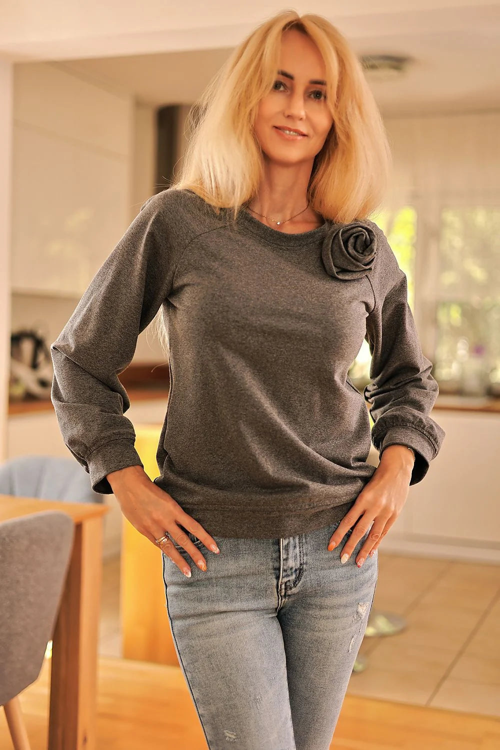 Sweatshirt Mirale élégant pour femme en coton 95% élasthanne 5% coupe oversize détails fleur rose brodée polyvalent