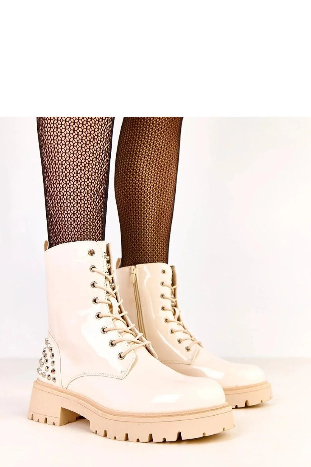 bottines femme simili cuir verni beige nude montantes cheville talonstable hauteur55mm semelle crantée plateforme strass clous métalliques
