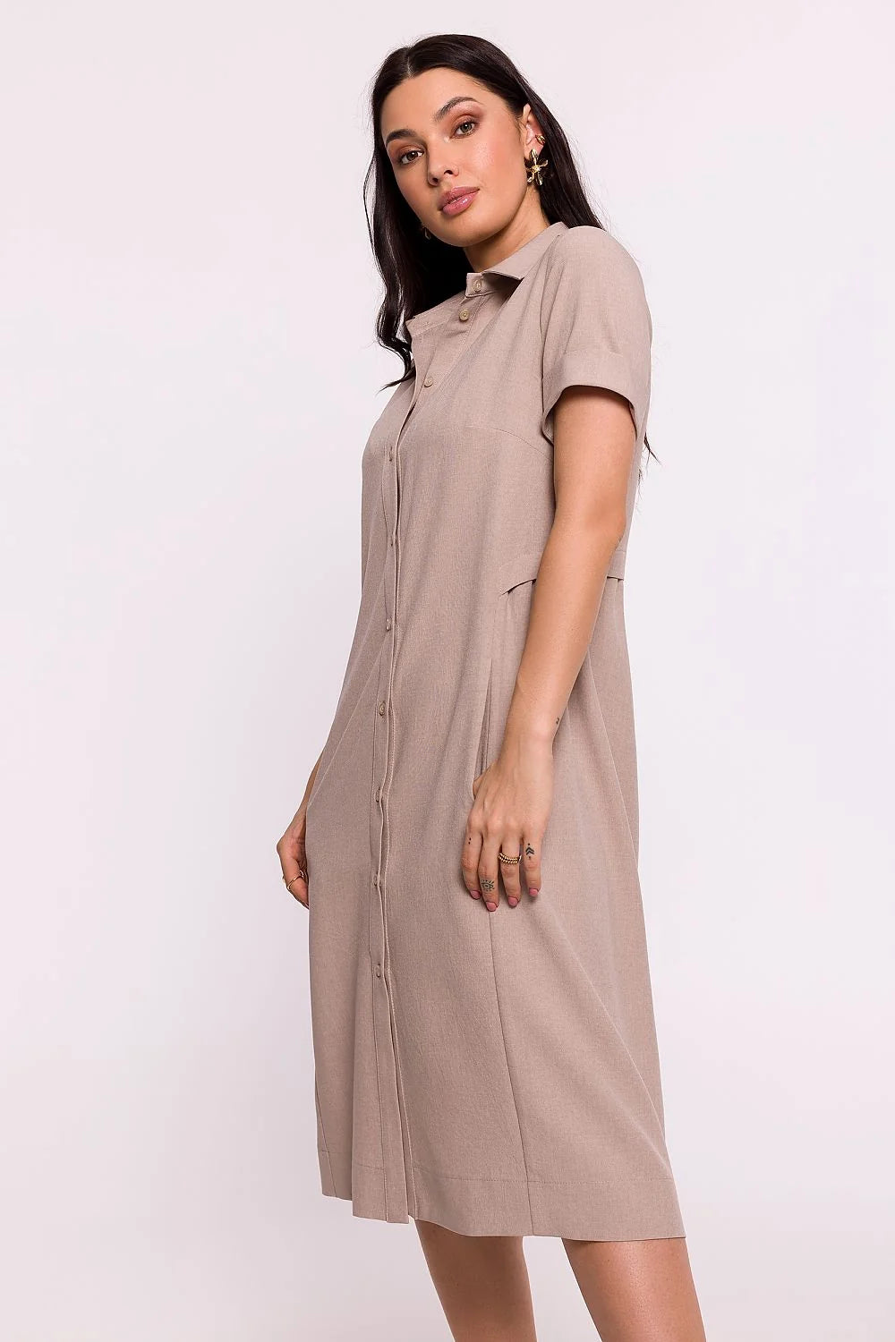 robe chemise midi beige taupe coupe droite manches courtes col classique boutons ton poches latérales tissu léger fluide