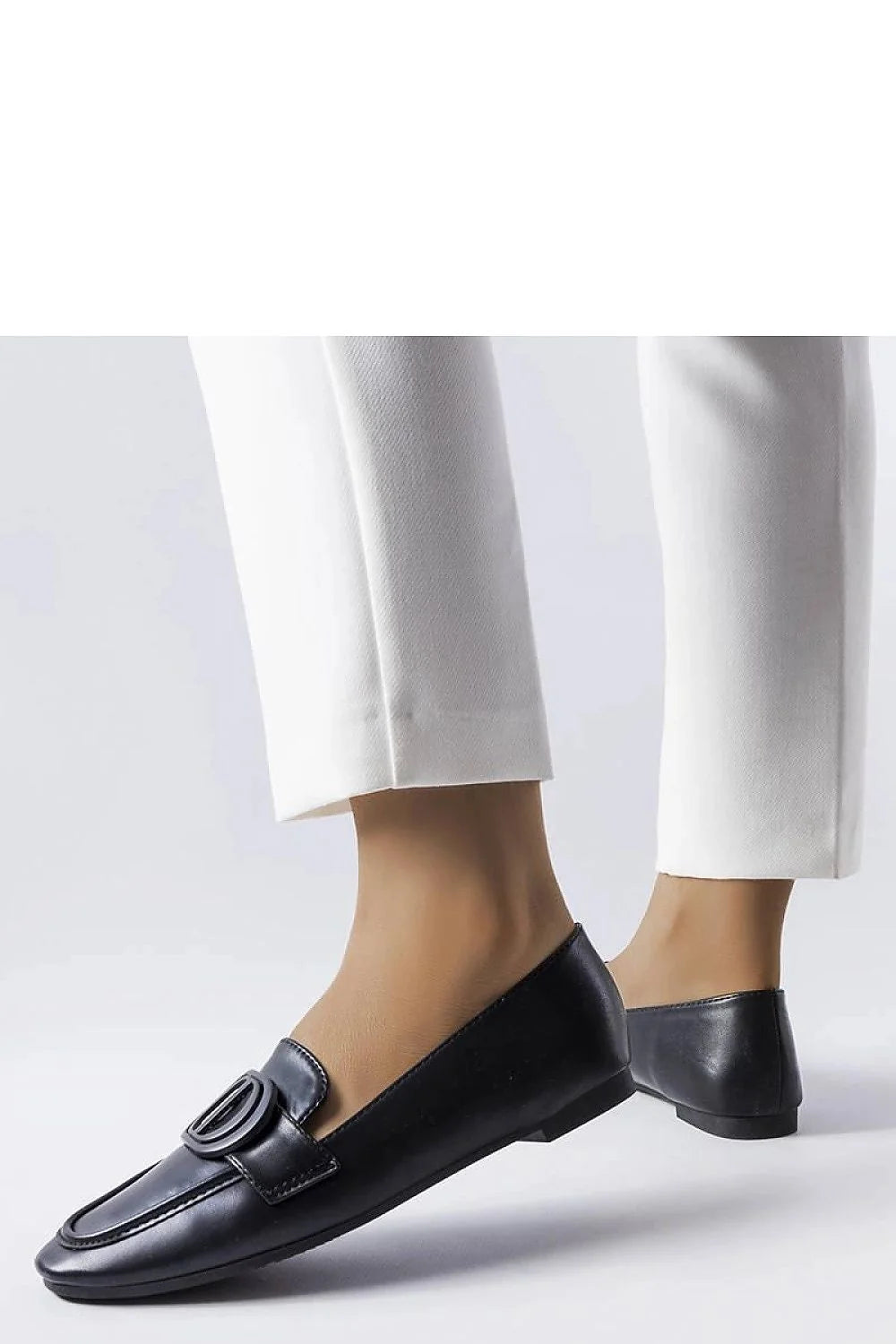 Mocassins élégants pour femmes design classique couleur noire cuir écologique semelle plate bout arrondi occasion professionnelle décontractée style raffiné coupe ajustée