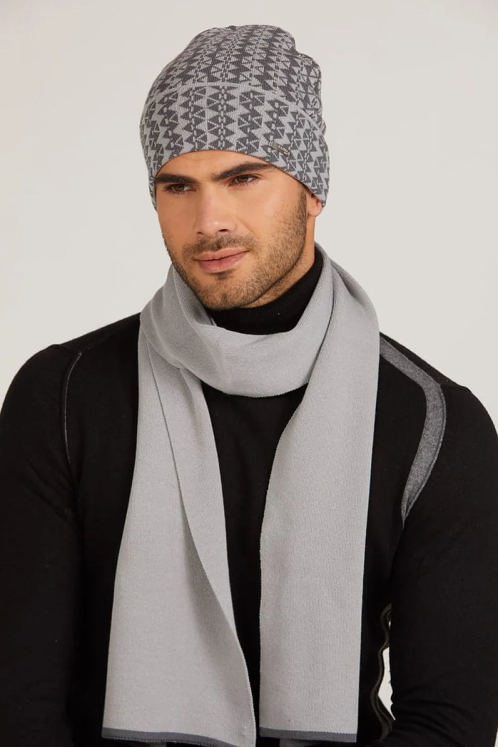 Bonnet Kamea en viscose soyeuse pour femme, style élégant, motif bicolor, revers original, accessoire mode, look sophistiqué, écharpe assortie