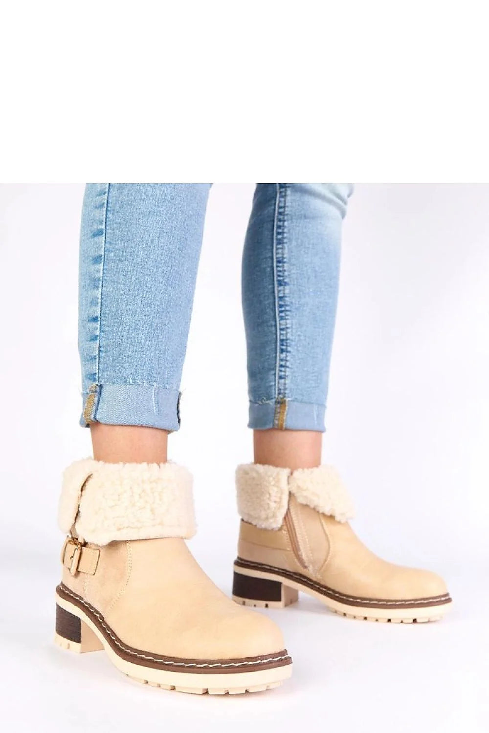 bottines femme hiver beige suédine fourrure sherpa revers fermeture éclair latérale boucle décorative semelle crantée contrastée talon bloc moyen antidérapant
