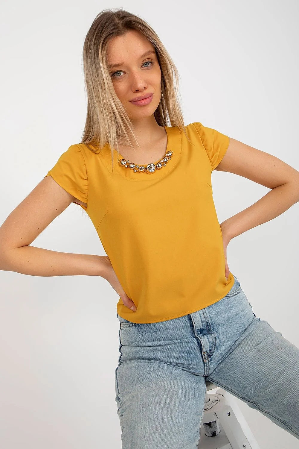 chemisier féminin jaune moutarde manches courtes bouffantes coupe droite coton élasthanne polyester tissu fluide confortable encolure ronde perles strass