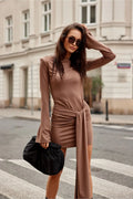 robe courte manches longues moulante jersey extensible taupe bronze col rond poignets élargis épaulettes marquées ceinture décorative froncée drapé asymétrique