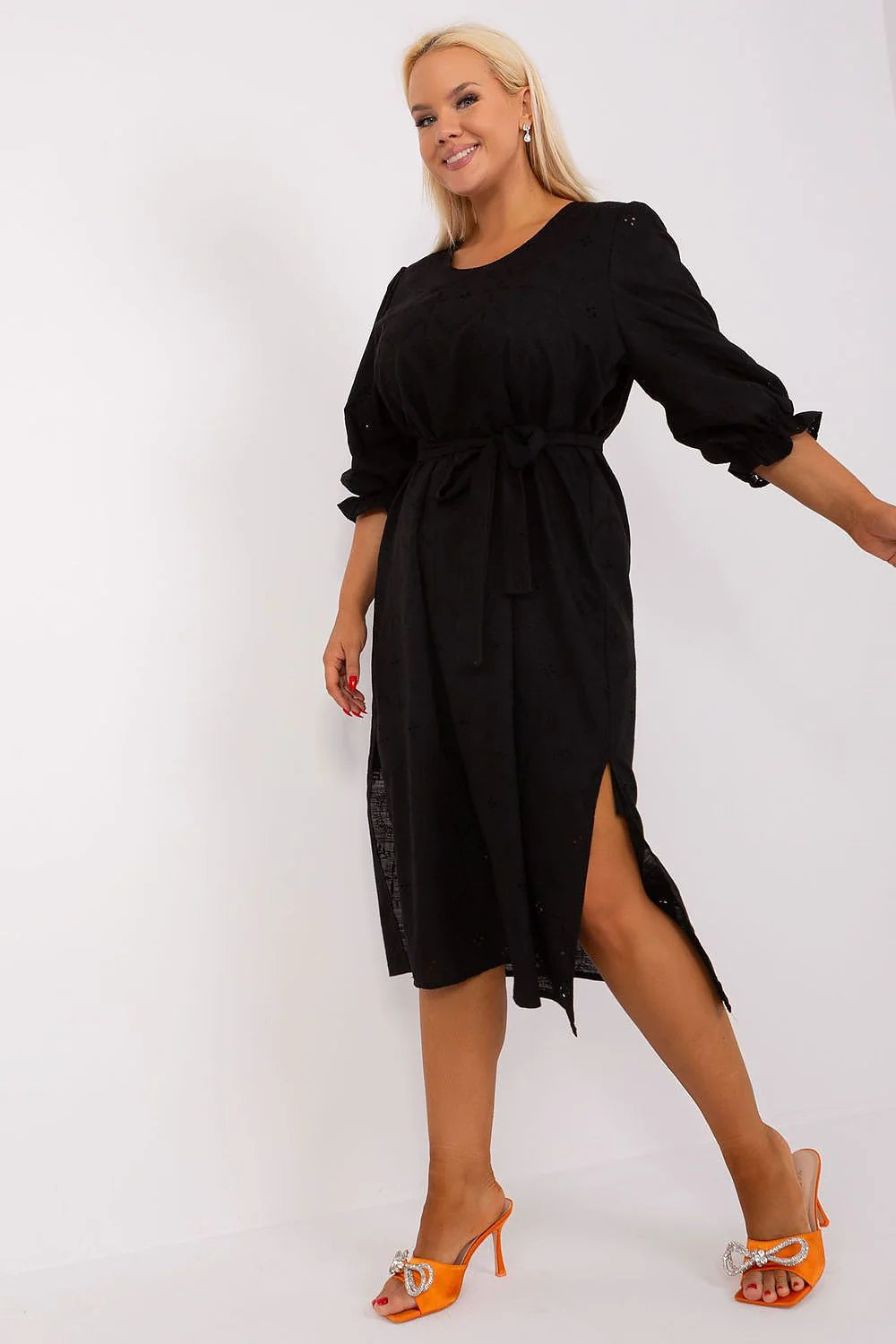 robe midi noire broderie anglaise coton manches trois quarts ballon encolure ronde ceinture nouer fente latérale doublée confortable élégante polyvalente