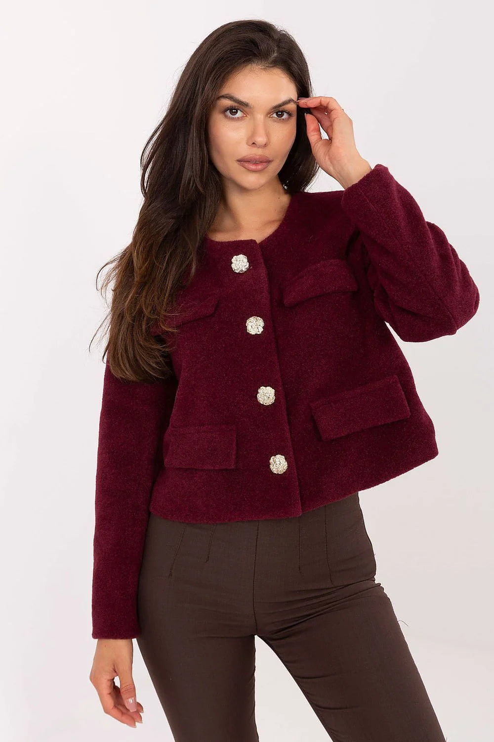 blazer femme court bouclé bordeaux profond coupe droite boxy col rond manches longues boutons dorés texturés poches rabatées