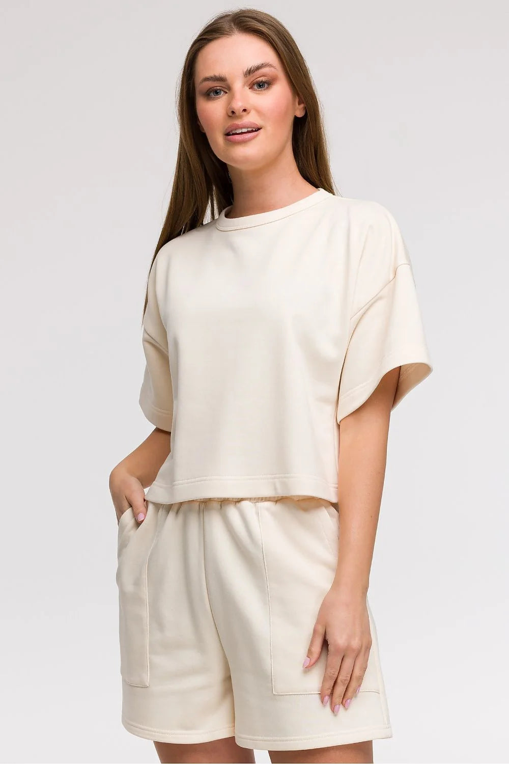 Ensemble femme top et short coordonnés style décontracté moderne tissu coton couleur beige clair coupe ample épaules tombantes manches courtes poches intégrées