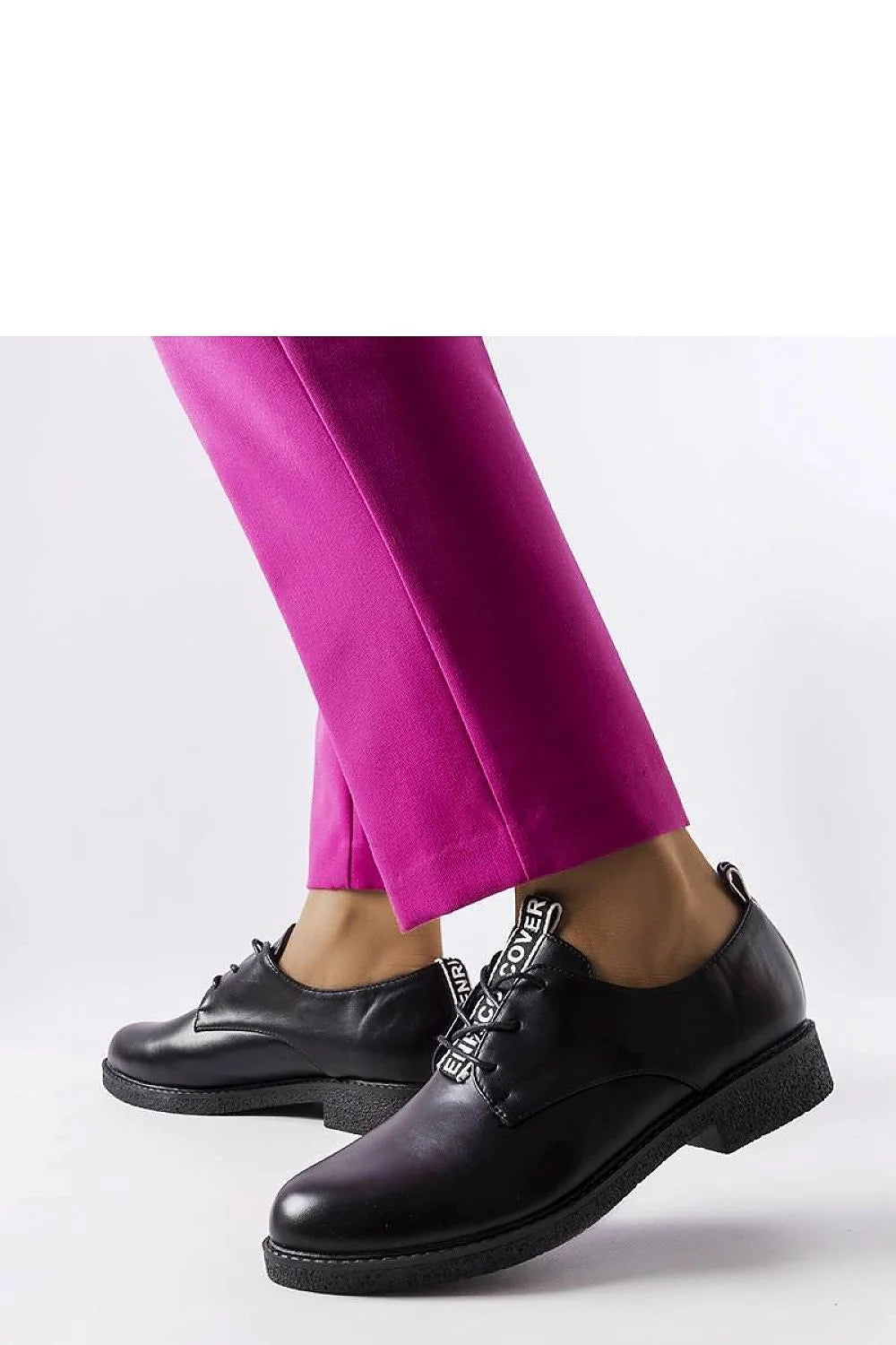 Derby femme cuir écologique suédé noir élégant confortable semelle caoutchouc crantée talon plat bout arrondi lacets ajustables logo
