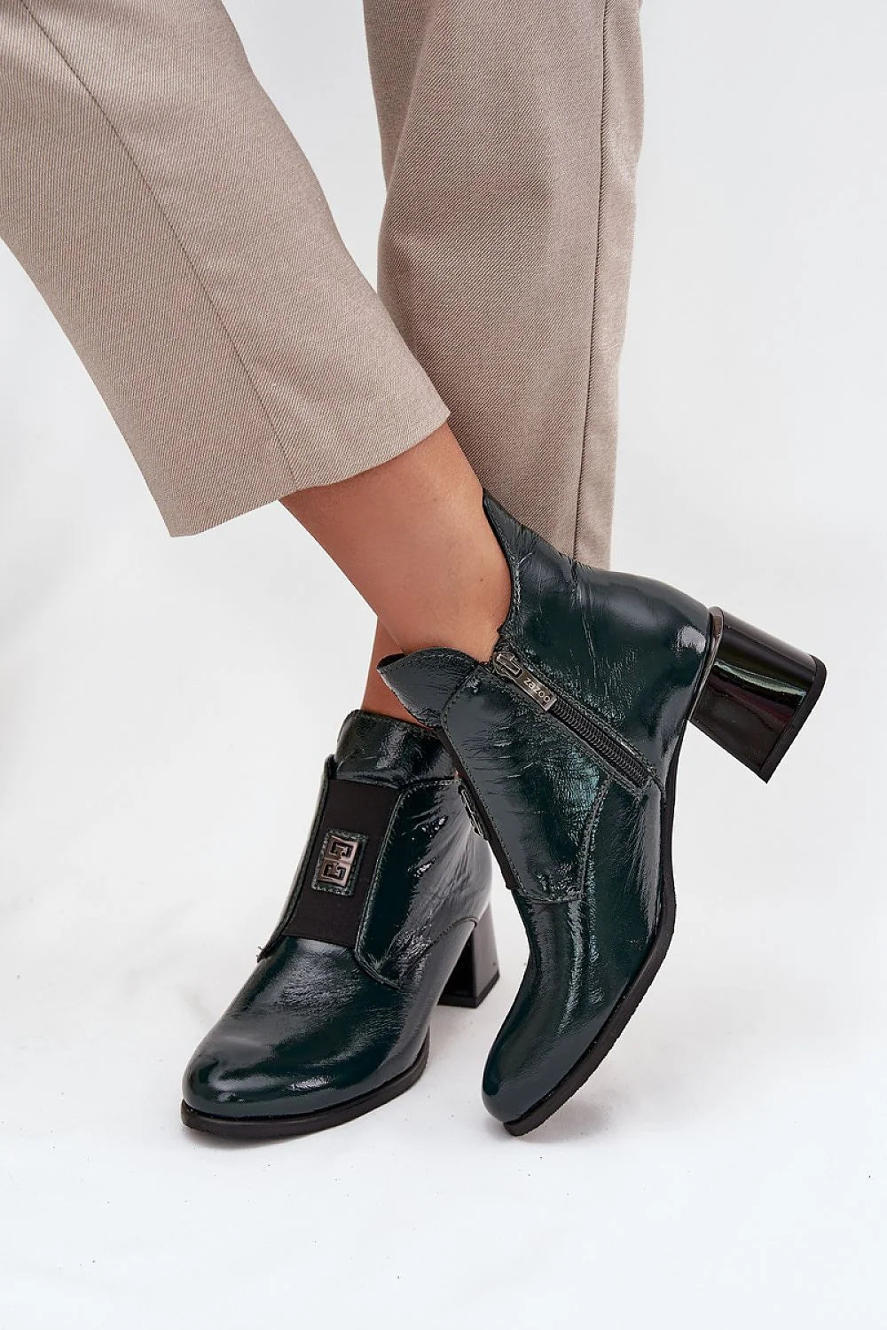 bottines femme cuir naturel verni vert sapin mihautes talon bloc géométrique brillant bout pointu doublées chaudes élastique plaque métallique