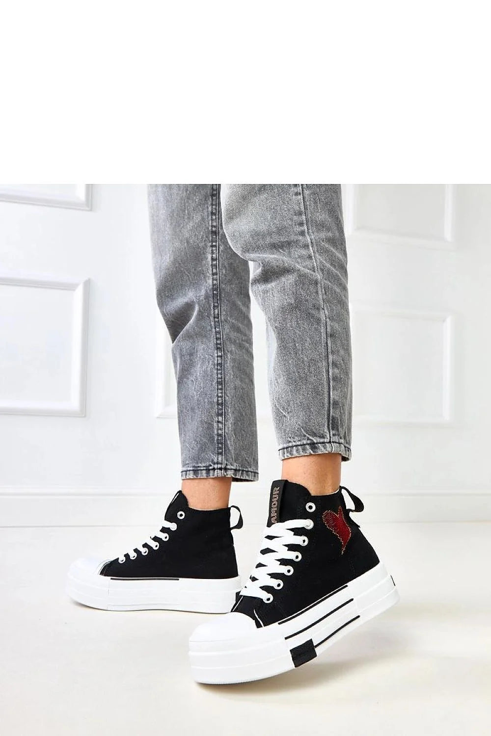 baskets femme montantes toile noire semelle plateforme blanche bout rond renforcé lacets blancs languette AMOUR patch cœur rouge