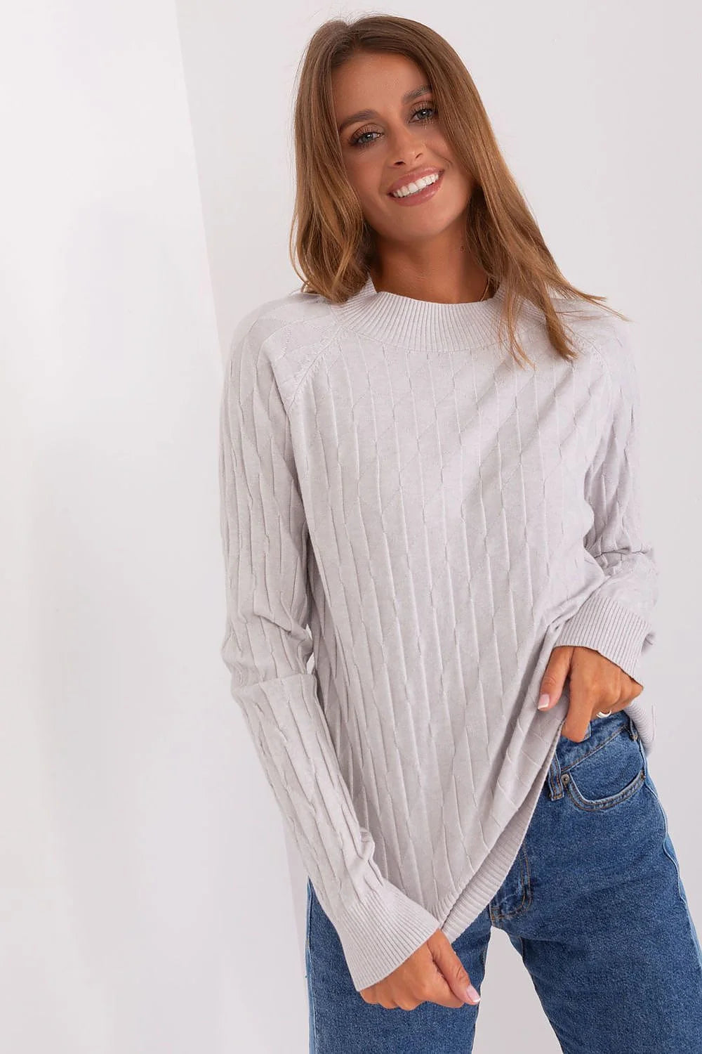 pull femme côtelé gris clair manches longues coupe décontractée épaules tombantes col rond bords côtes maille douce légère polyvalent chic