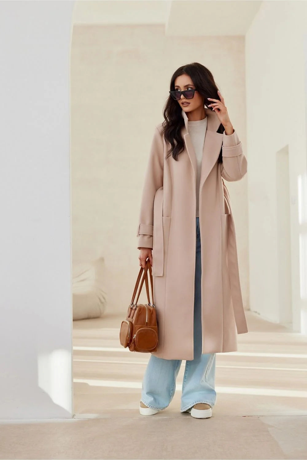 Manteau long pour femme design moderne élégance urbaine beige coupe droite col à revers manches longues poches fendues