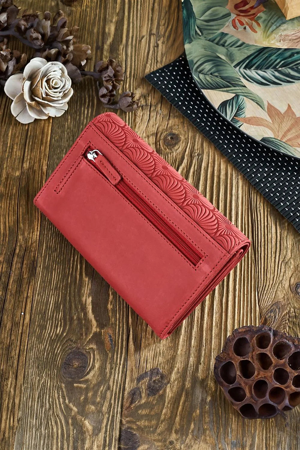 femme design moderne élégant cuir naturel rouge gaufré géométrique embossé compact slim rectangulaire mat antirayures coutures visibles artisanal pratique organisé
