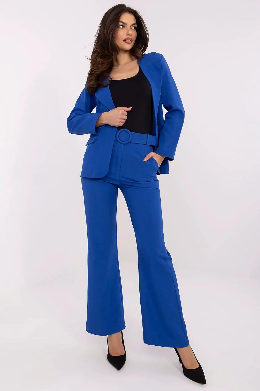Costume femme tailleur Italie Moda veste pantalon bleu électrique coupe évasée taille haute épaulettes discrètes style moderne professionnel
