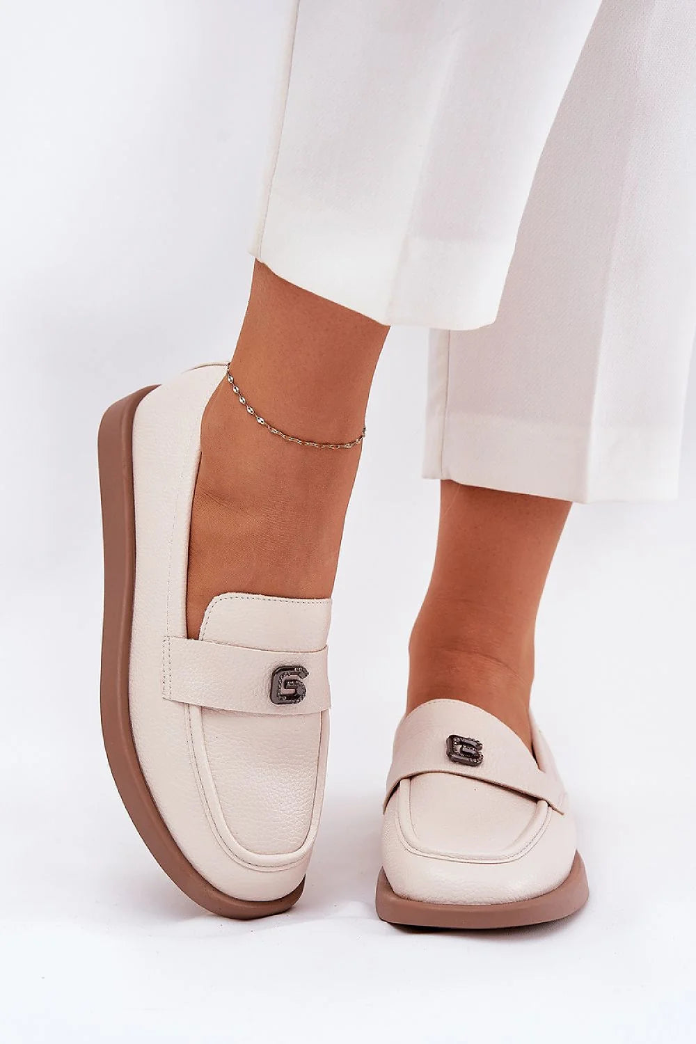 mocassins femmes Vinceza cuir grainé beige crème bout arrondi empeigne bride ornement métallique monogramme semelle plateforme caoutchouc brun confortable