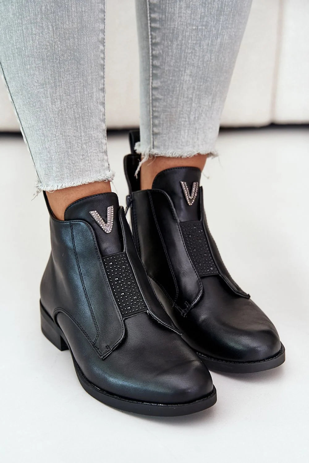 Bottes Step in Style pour Femmes, Design Moderne Élégant, Cuir Écologique, Talon Plat, Fermeture Zip, Élastique Décoré, Ankle Boots, Occasions Formelles ou Casual, Taille Adjustée