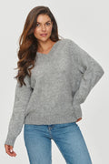 Chandail pour femme en maille douce couleur grise claire encolure en V manches longues amples poignets côtelés coupe ample saison froide
