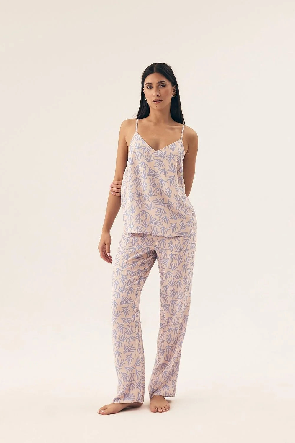 pyjama femme élégant confortable colV bretelles fines caraco pantalon droit coupe fluide léger coton imprimé feuillage camaïeu pêche lilas