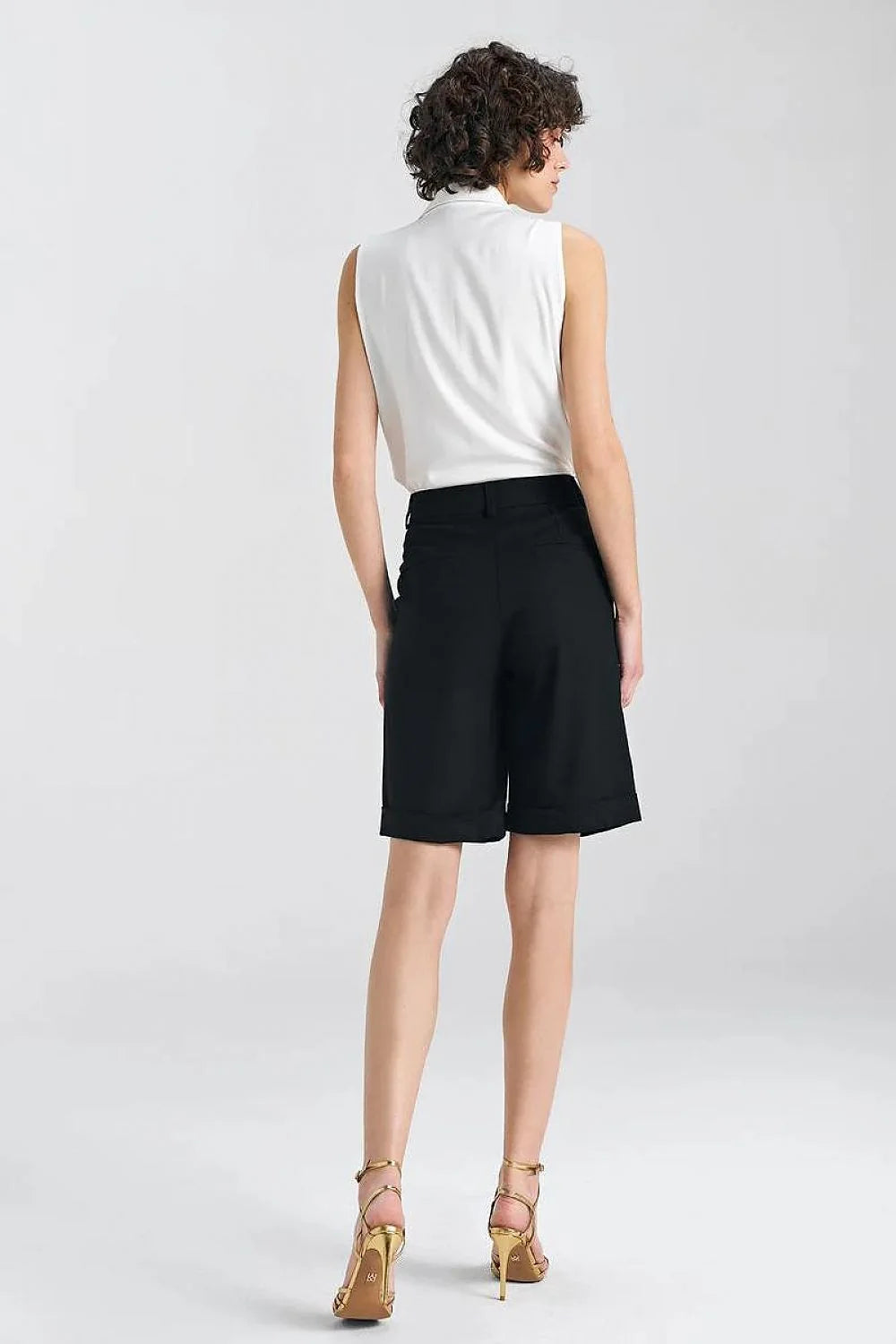 Tenue élégante pour femmes composée de haut sans manches et short noir occasion versatile été