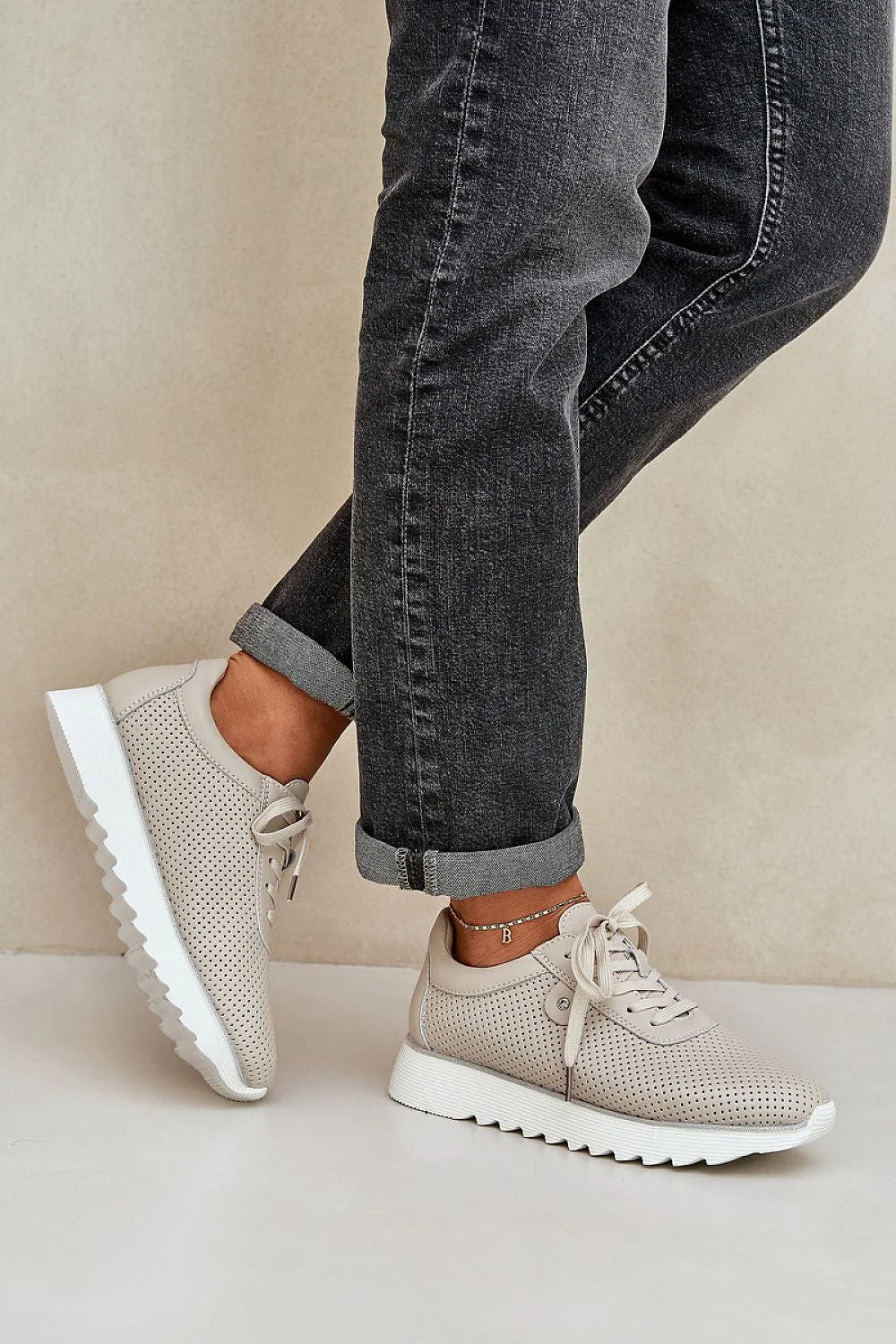 Chaussures de sport pour femmes design moderne minimaliste cuir naturel lacet beige semelle blanche amorti confortable occasion quotidienne